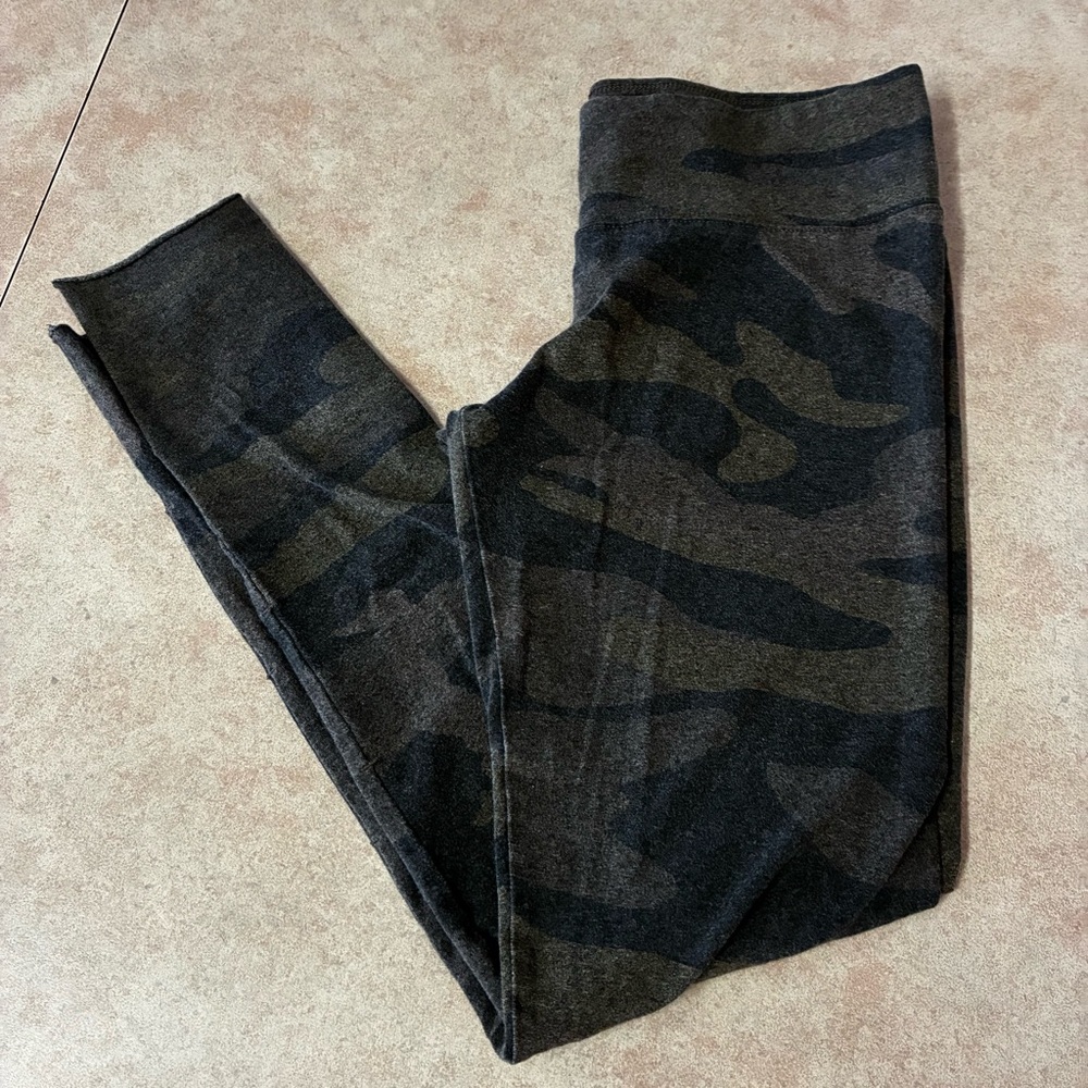 Aritzia TNA Camouflage Leggings